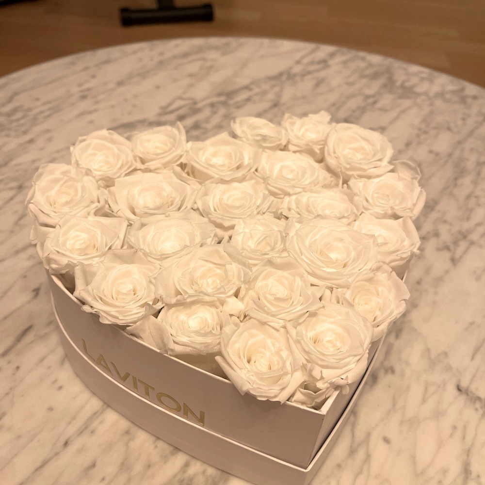 22-24 White preserved Roses! laviton.com